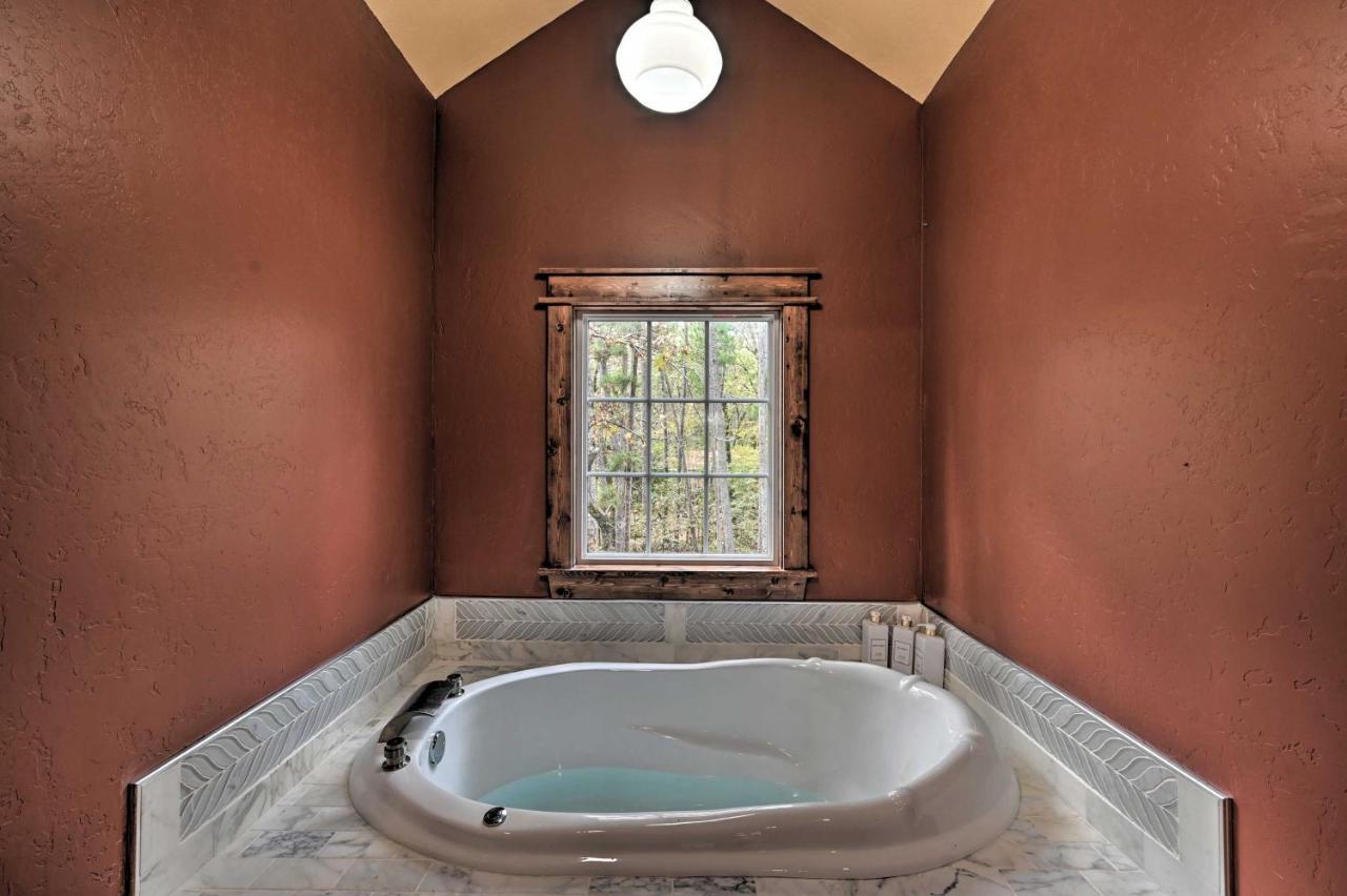 Tudor-Style Broken Bow Cottage With Hot Tub And Decks! Stephens Gap Exterior foto